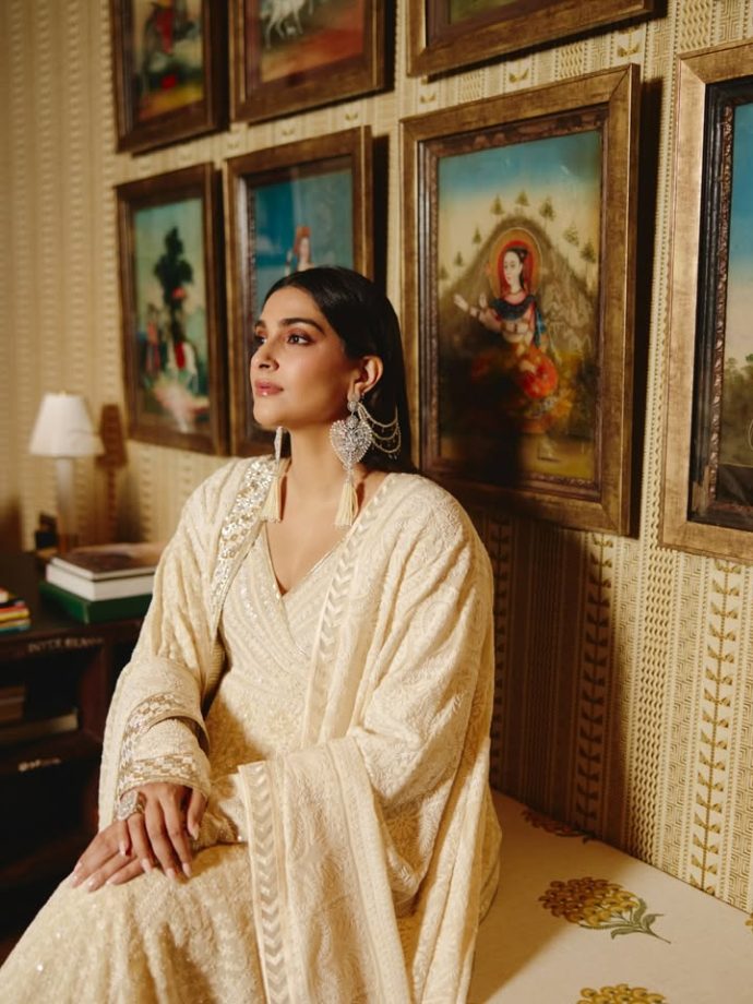 Sonam Kapoor’s Classic White Anarkali by Abu Jani Sandeep Khosla 1