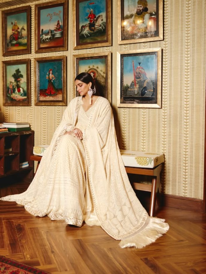 Sonam Kapoor’s Classic White Anarkali by Abu Jani Sandeep Khosla 1