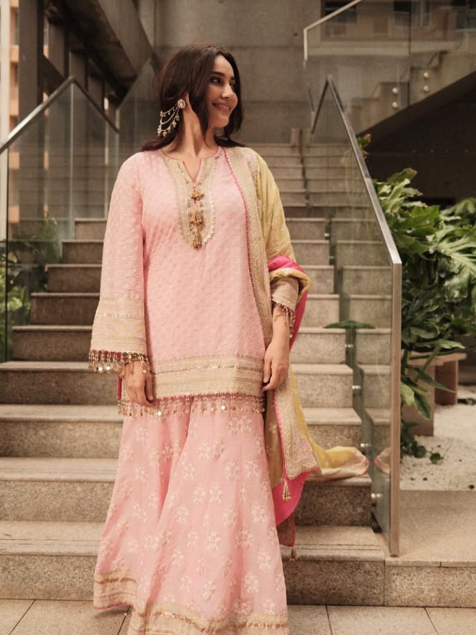 Surbhi Jyoti’s Pink Ethnic Look Is A Dreamy Ganesh Festival Look 1
