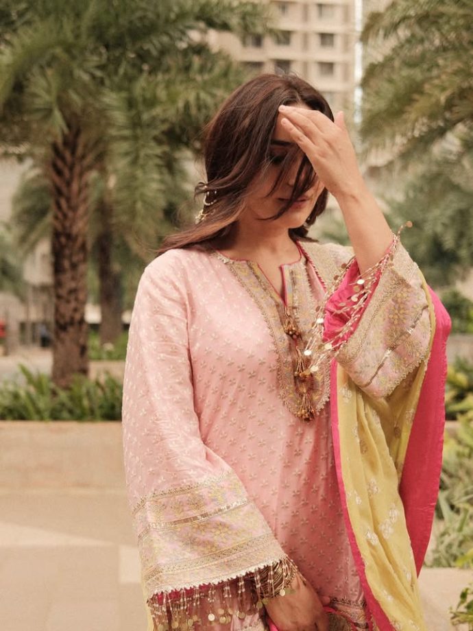 Surbhi Jyoti’s Pink Ethnic Look Is A Dreamy Ganesh Festival Look 1