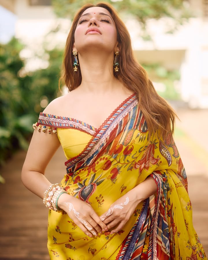 Tamannaah Bhatia Looks Sunshine-Ready In A Gorgeous Yellow Saree, Serving Fresh Desi Glam 1