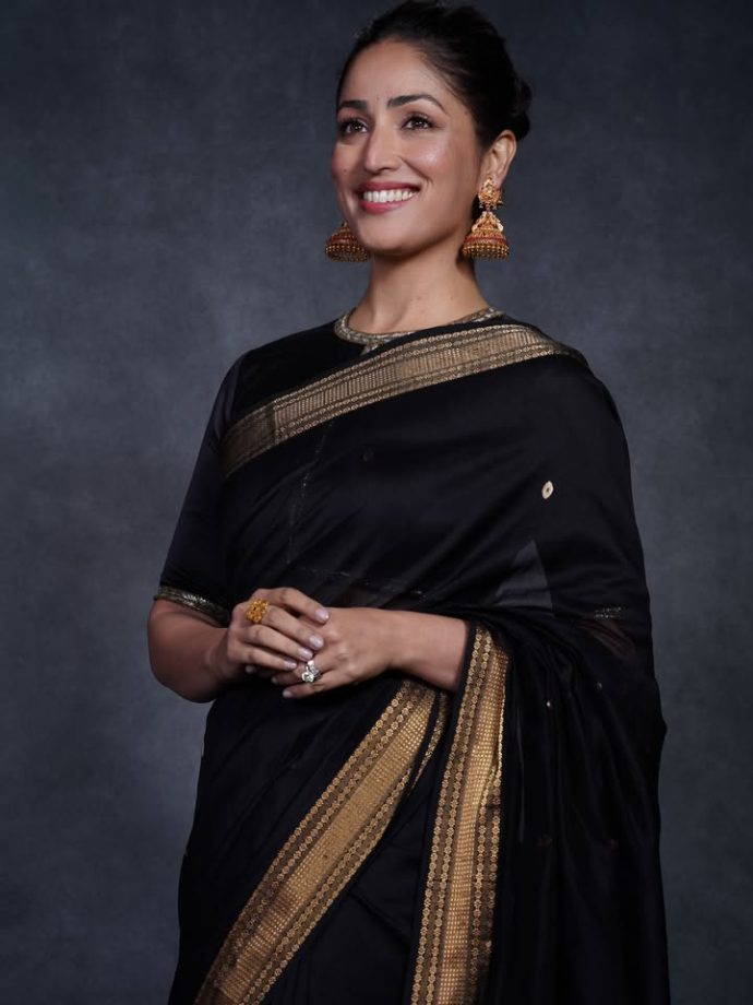Yami Gautam’s Black Maheshwari Saree, Showcasing the Beauty of Indian Handloom Craftsmanship 1