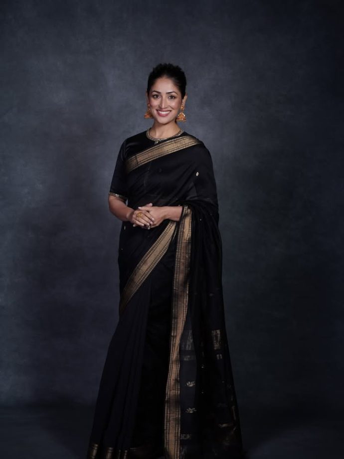 Yami Gautam’s Black Maheshwari Saree, Showcasing the Beauty of Indian Handloom Craftsmanship 1