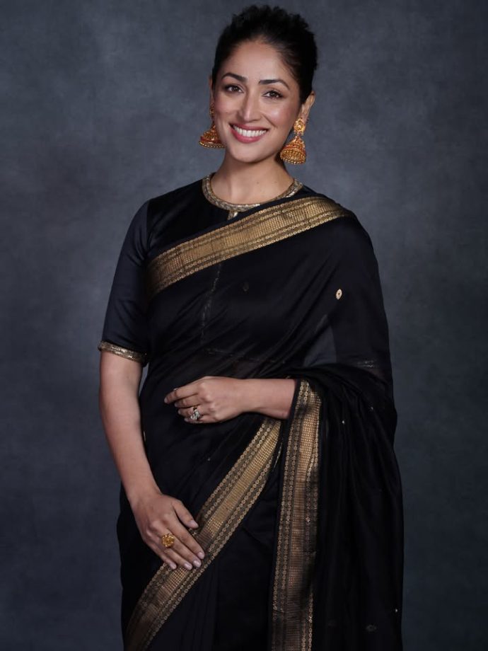Yami Gautam’s Black Maheshwari Saree, Showcasing the Beauty of Indian Handloom Craftsmanship 1