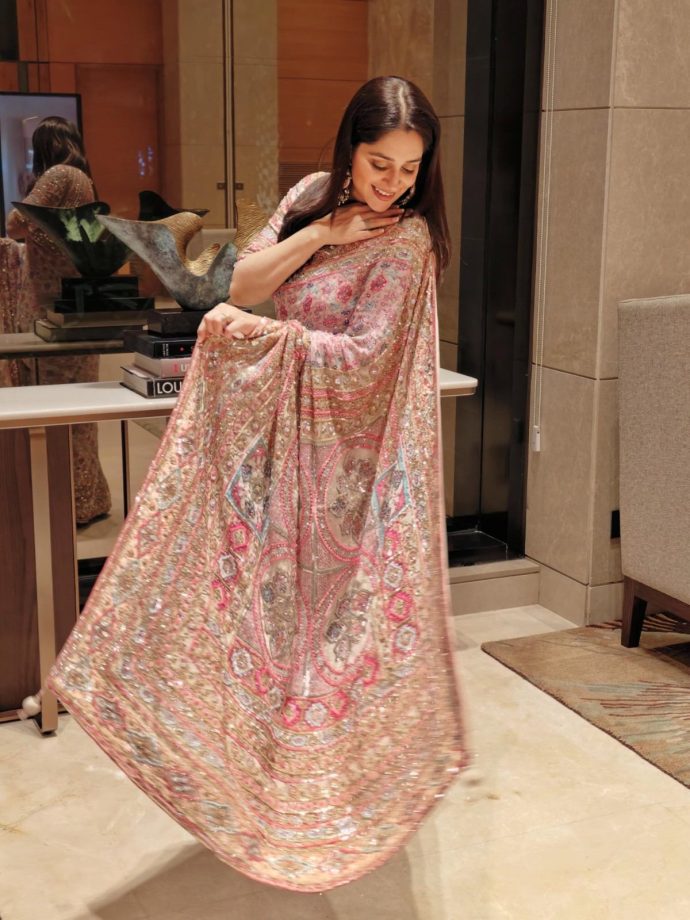 Dipika Kakar Looks Ethereal In A Light Pink Embroidered Saree With Golden Accents 1