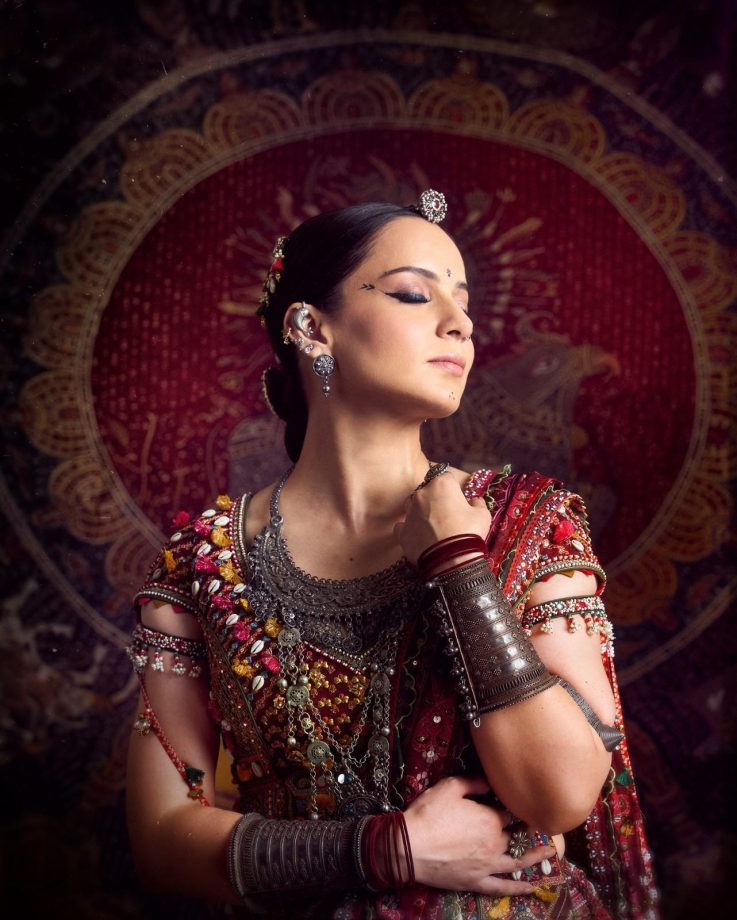 Kangana Ranaut’s Navratri Look: A Regal Red Lehenga That Channels Divine Energy 1