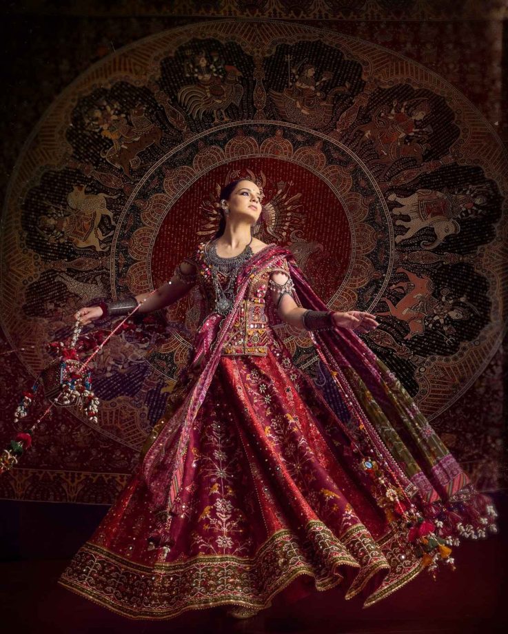 Kangana Ranaut’s Navratri Look: A Regal Red Lehenga That Channels Divine Energy 1