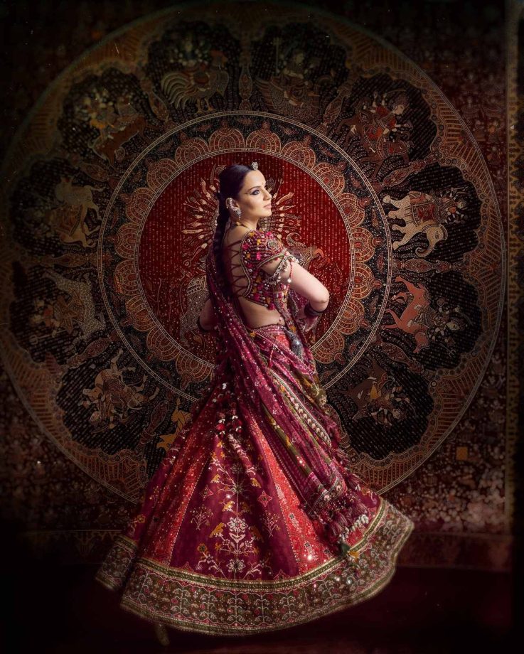 Kangana Ranaut’s Navratri Look: A Regal Red Lehenga That Channels Divine Energy 1