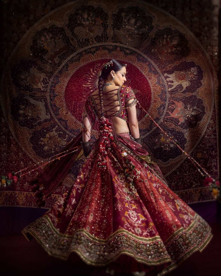 Kangana Ranaut’s Navratri Look: A Regal Red Lehenga That Channels Divine Energy 1