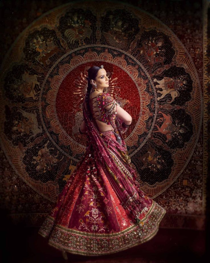 Kangana Ranaut’s Navratri Look: A Regal Red Lehenga That Channels Divine Energy 1
