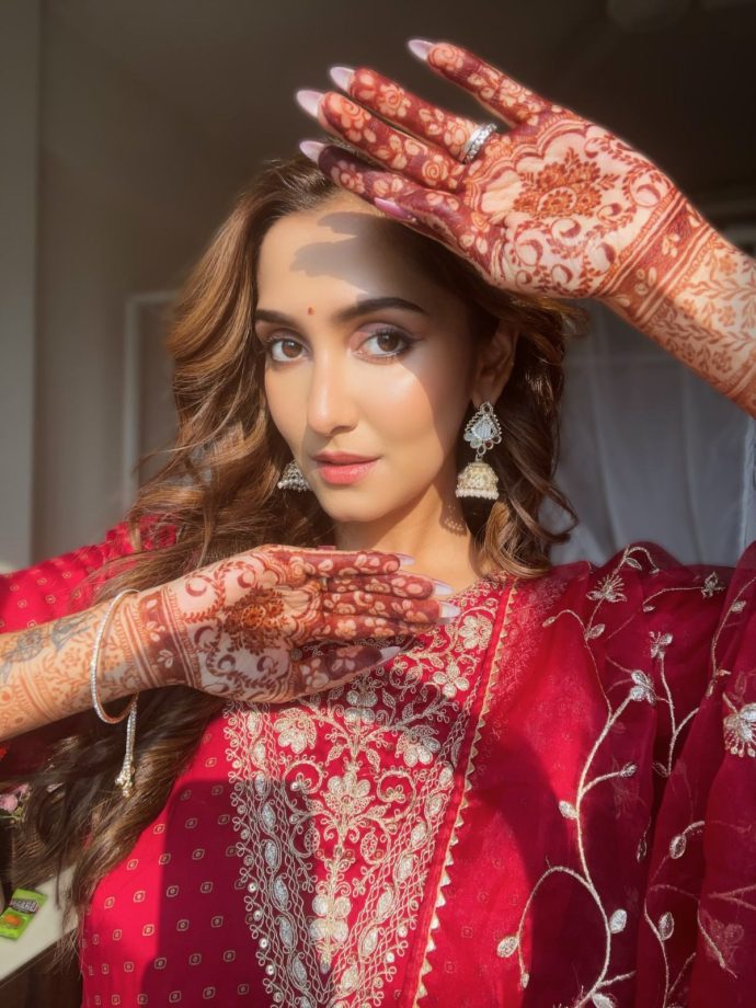 Karwa Chauth 2026 Mehendi Designs—From Hina Khan And Srishti Jain To Priyanka Chopra 1