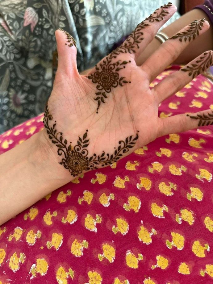 Karwa Chauth Mehendi: Shilpa Shetty, Priyanka Chopra, Kajal Aggarwal, Kriti Kharbanda & Sonam Kapoor Flaunt Beautiful Designs 1