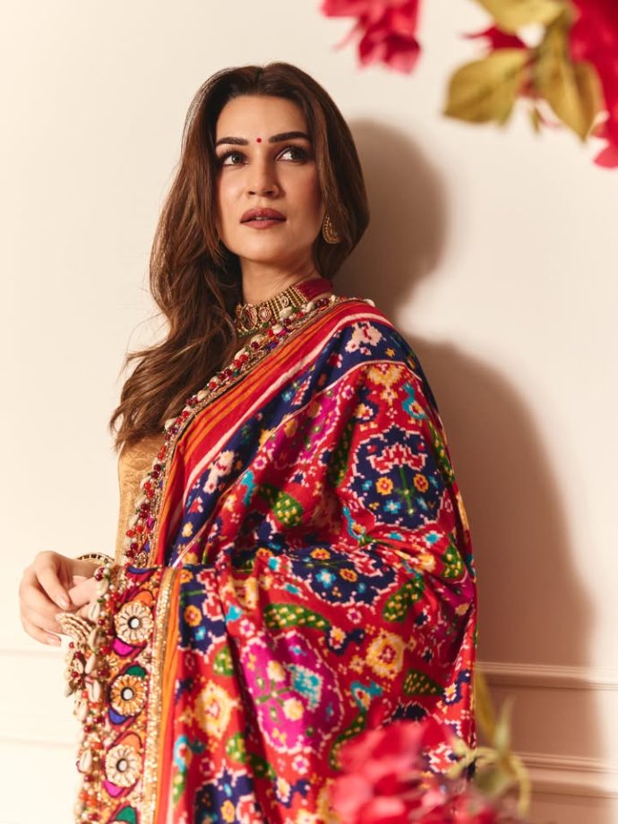 Kriti Sanon’s Kurta Set: Purple Palazzo & Embellished Dupatta 1
