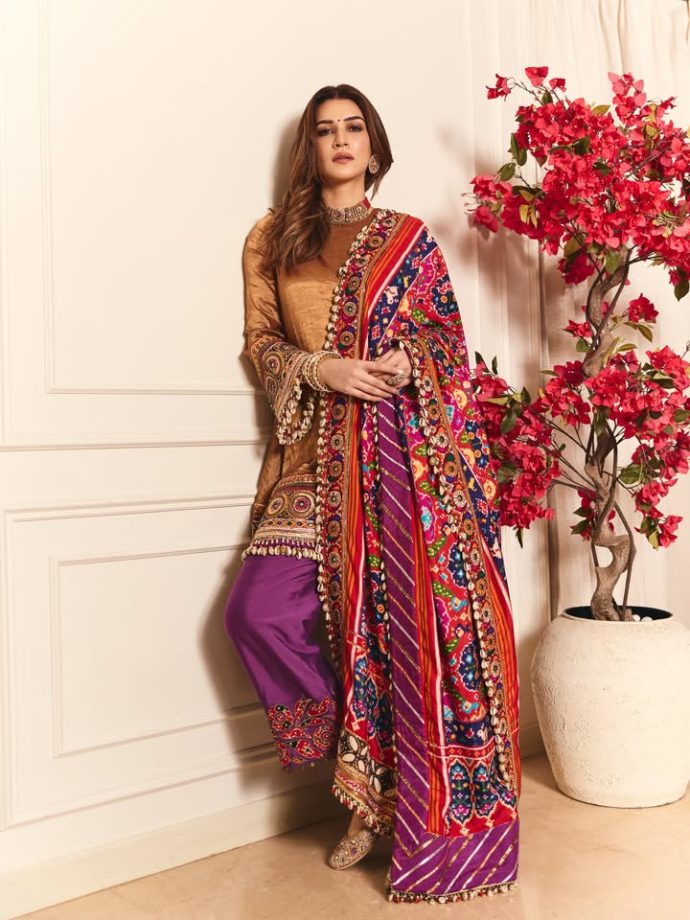 Kriti Sanon’s Kurta Set: Purple Palazzo & Embellished Dupatta 1