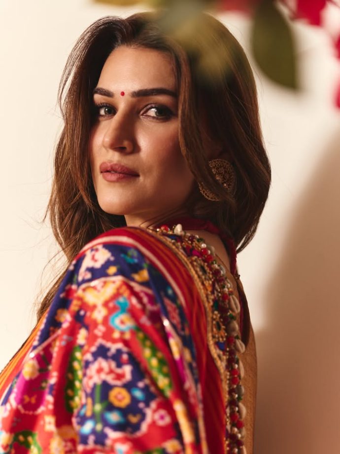 Kriti Sanon’s Kurta Set: Purple Palazzo & Embellished Dupatta 1