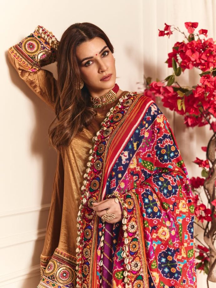 Kriti Sanon’s Kurta Set: Purple Palazzo & Embellished Dupatta 1