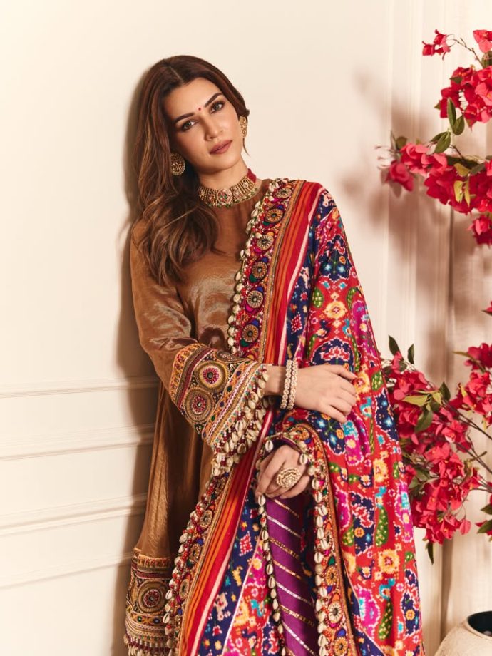 Kriti Sanon’s Kurta Set: Purple Palazzo & Embellished Dupatta 1