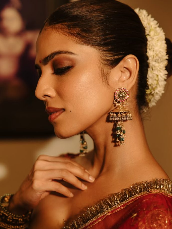 Malavika Mohanan's Ethnic Elegance: A Saree Or Lehenga—Which Look Is Attention-Grabbing? 1