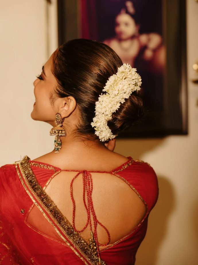 Malavika Mohanan's Ethnic Elegance: A Saree Or Lehenga—Which Look Is Attention-Grabbing? 1