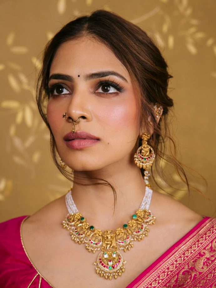 Malavika Mohanan's Ethnic Elegance: A Saree Or Lehenga—Which Look Is Attention-Grabbing? 1