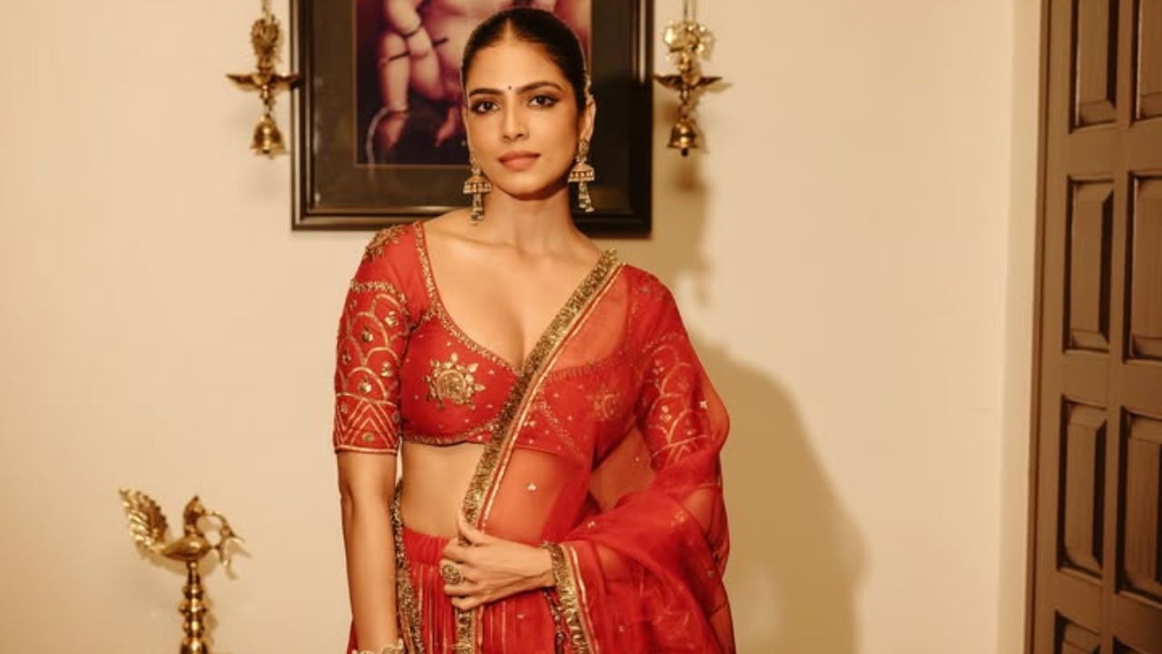 Malavika Mohanan's Ethnic Elegance: A Saree Or Lehenga—Which Look Is Attention-Grabbing? 1