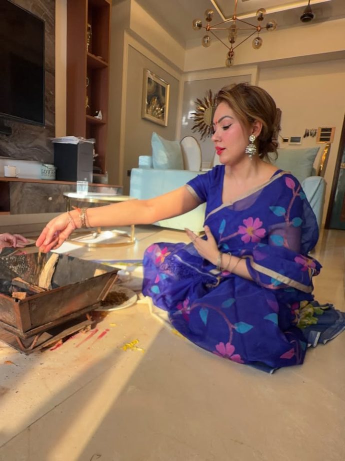 Munmun Dutta’s Blue Floral Saree Look As She Performs Navratri Pooja At Home 1