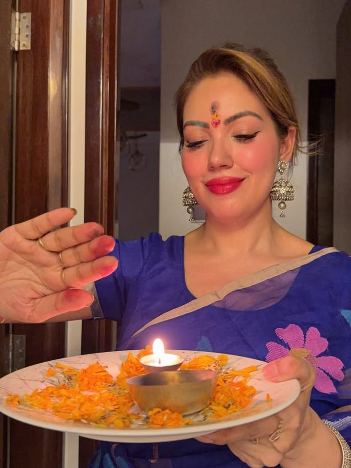 Munmun Dutta’s Blue Floral Saree Look As She Performs Navratri Pooja At Home 1