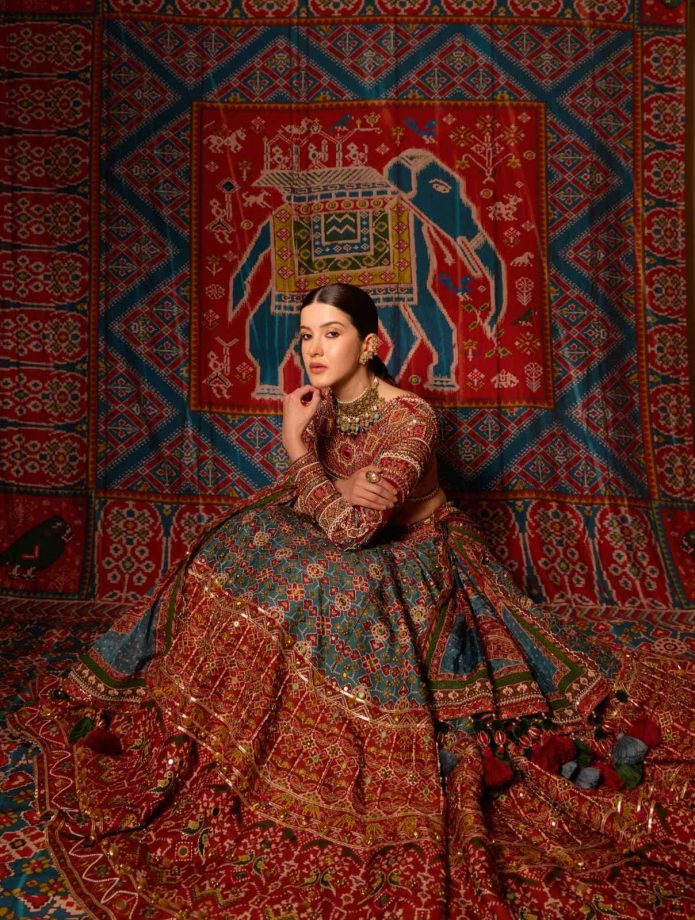 Navratri Day 3 Red Outfit Ideas: Khushi Kapoor, Nysa Devgan, Suhana Khan & Shanaya Kapoor Bring Festive Glamour 1