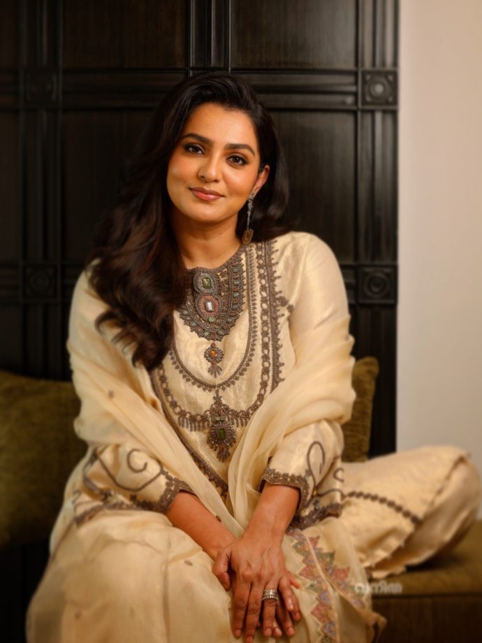 Parvathy Thiruvothu Radiates Ethnic Elegance In A Cream Embroidered Suit 1