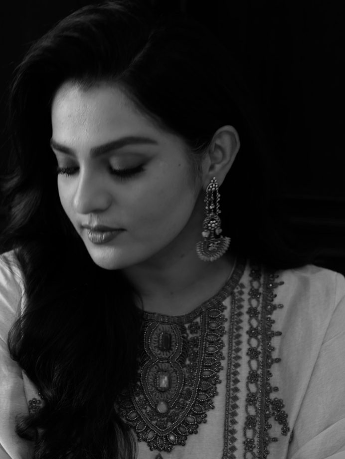 Parvathy Thiruvothu Radiates Ethnic Elegance In A Cream Embroidered Suit 1