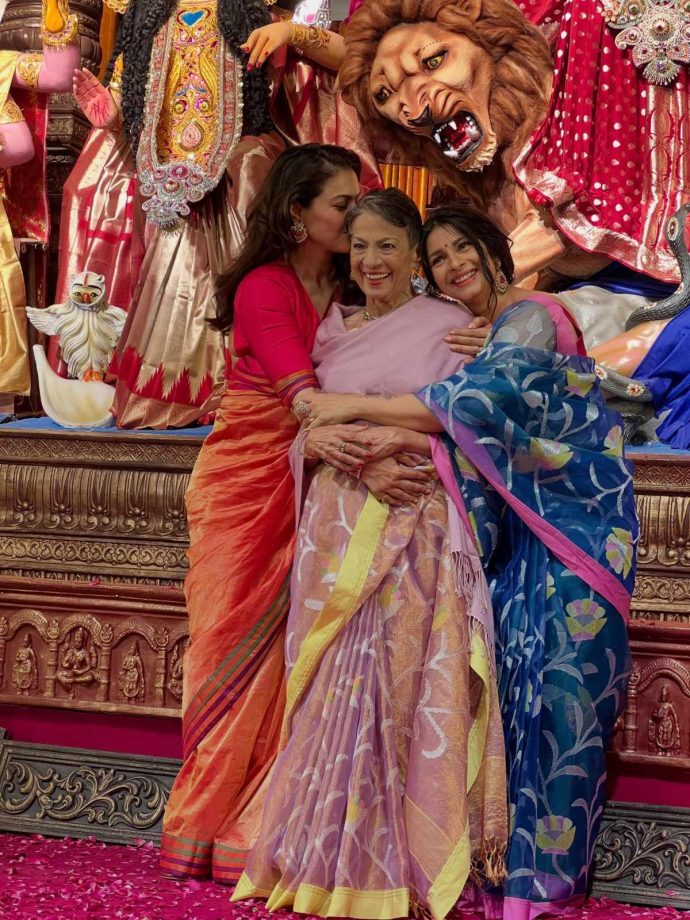 Sneak Peek Into Kajol And Tanishaa's Durga Puja Celebration With Mother Tanuja Mukerji 1