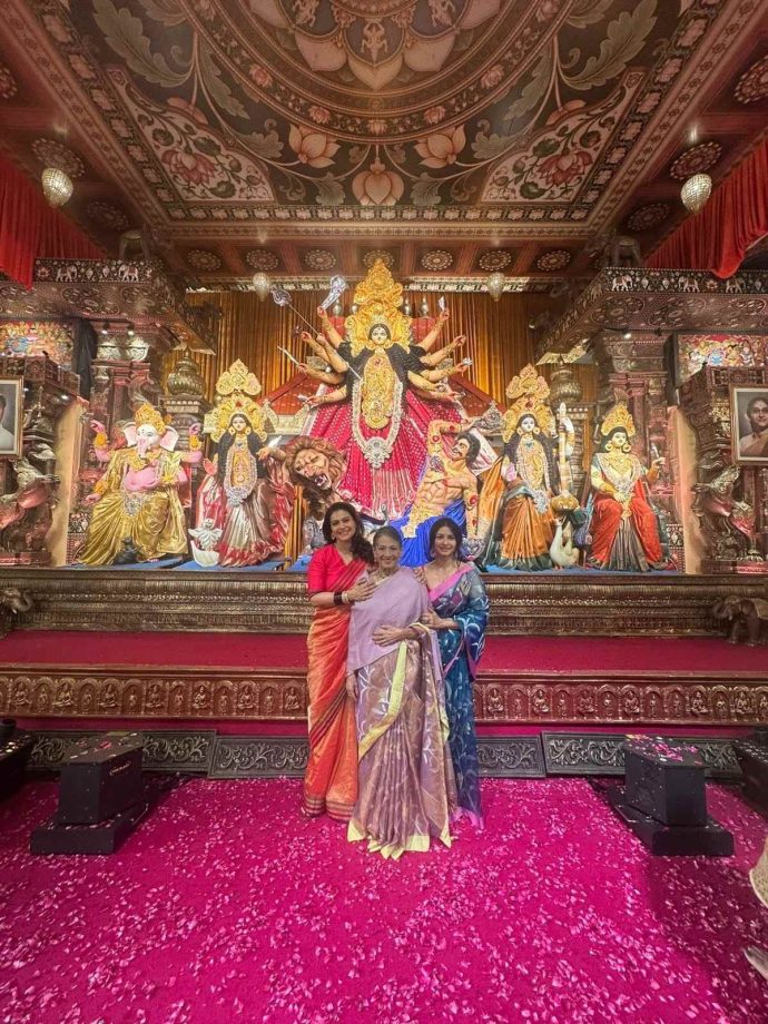 Sneak Peek Into Kajol And Tanishaa's Durga Puja Celebration With Mother Tanuja Mukerji 1