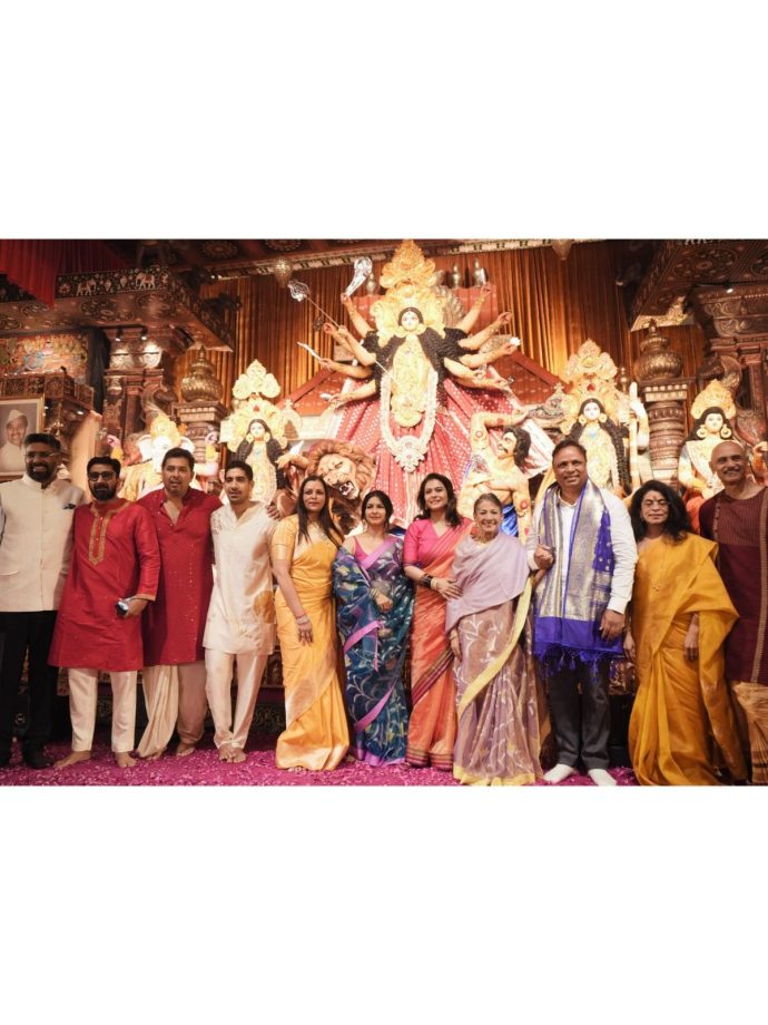 Sneak Peek Into Kajol And Tanishaa's Durga Puja Celebration With Mother Tanuja Mukerji 1