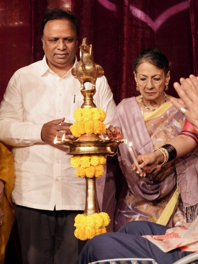 Sneak Peek Into Kajol And Tanishaa's Durga Puja Celebration With Mother Tanuja Mukerji 1
