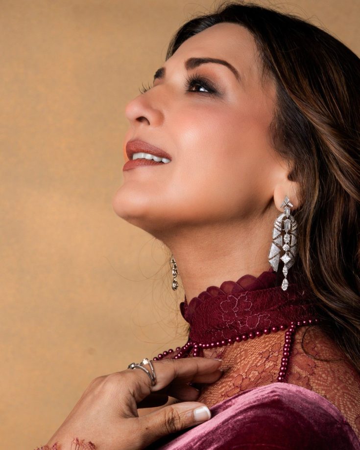 Sonali Bendre’s Burgundy Velvet Saree With Lace Detailing 1