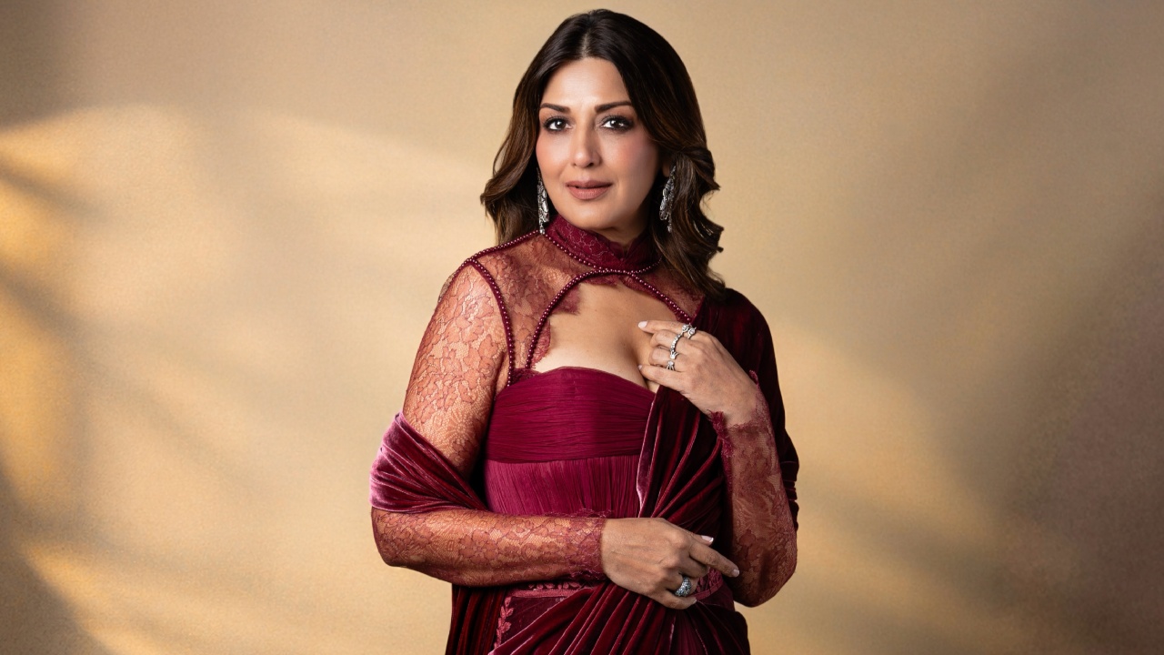Sonali Bendre’s Burgundy Velvet Saree With Lace Detailing 1