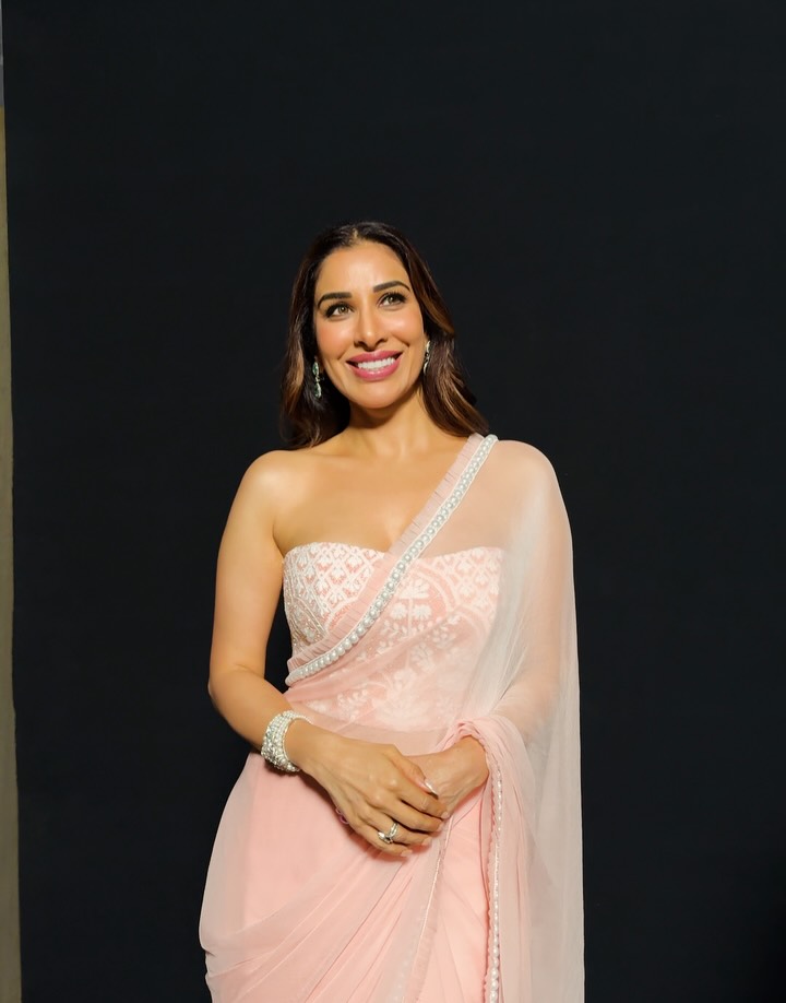 Sophie Choudry In Pink Saree At Mijwan Fashion Show, Serves Elegant Style Goals 1