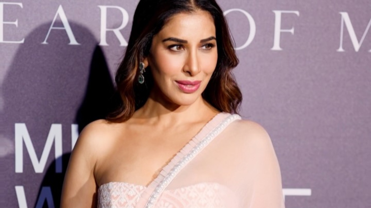 Sophie Choudry In Pink Saree At Mijwan Fashion Show, Serves Elegant Style Goals 1