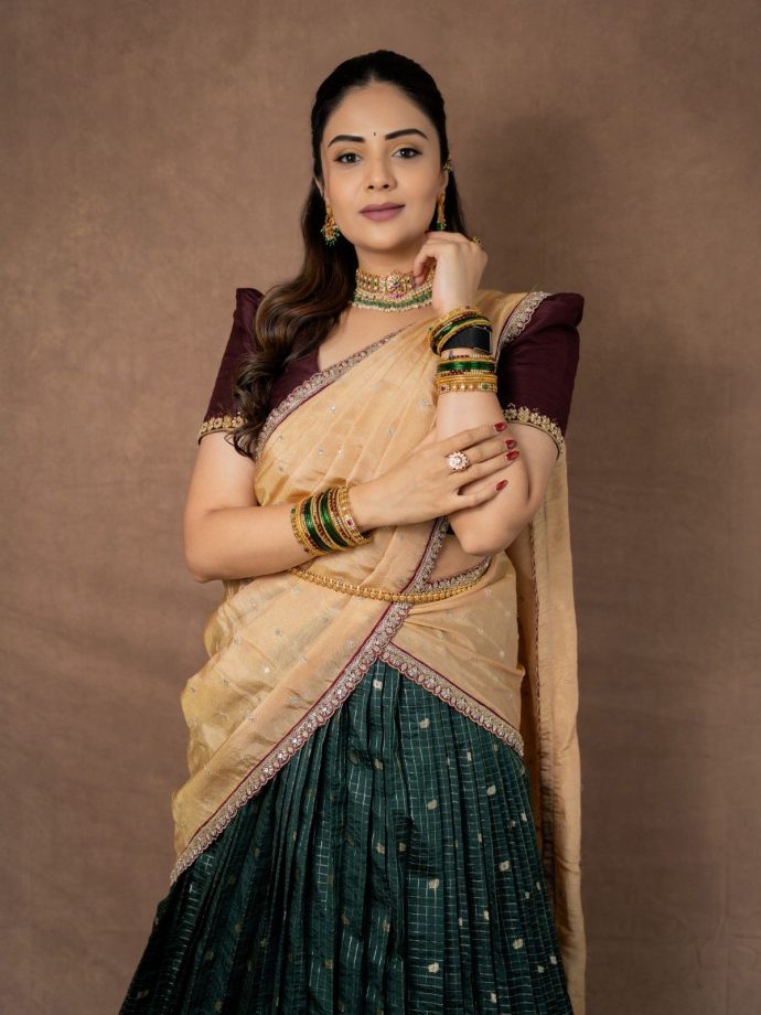 Sreemukhi’s Half Saree Look: Maroon, Green And Gold Create Festive Magic 1