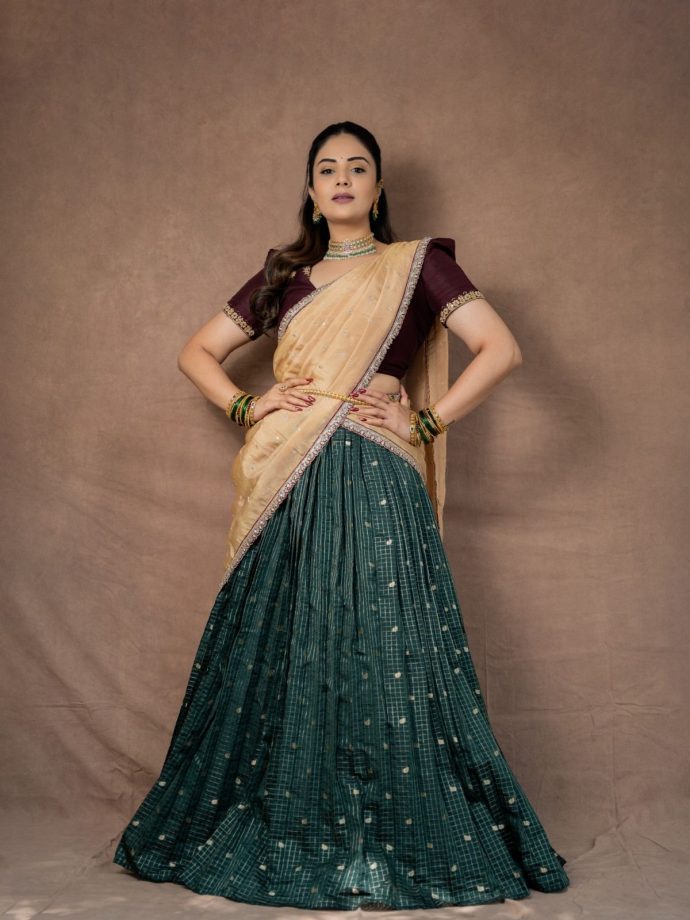 Sreemukhi’s Half Saree Look: Maroon, Green And Gold Create Festive Magic 1