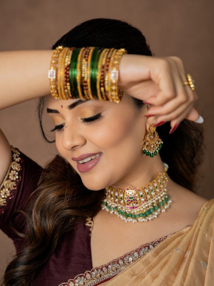 Sreemukhi’s Half Saree Look: Maroon, Green And Gold Create Festive Magic 1