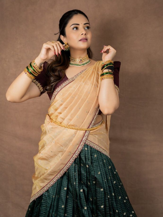 Sreemukhi’s Half Saree Look: Maroon, Green And Gold Create Festive Magic 1