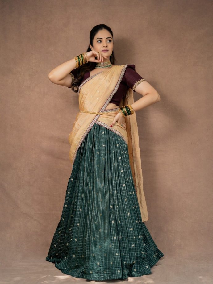 Sreemukhi’s Half Saree Look: Maroon, Green And Gold Create Festive Magic 1