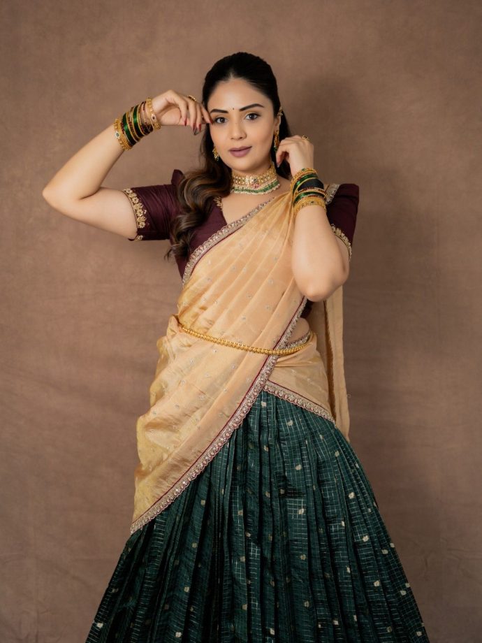 Sreemukhi’s Half Saree Look: Maroon, Green And Gold Create Festive Magic 1