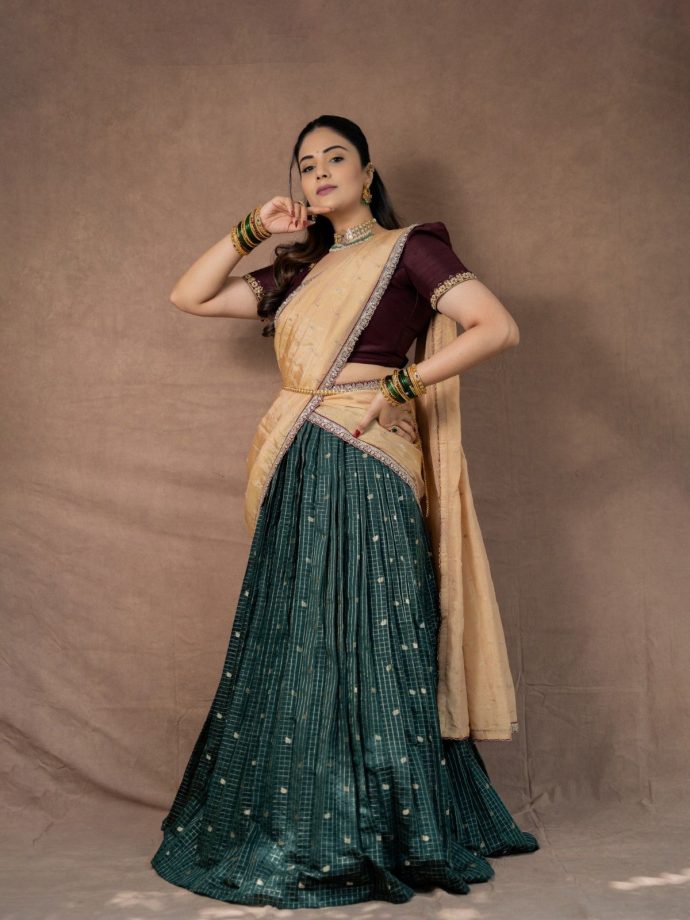 Sreemukhi’s Half Saree Look: Maroon, Green And Gold Create Festive Magic 1