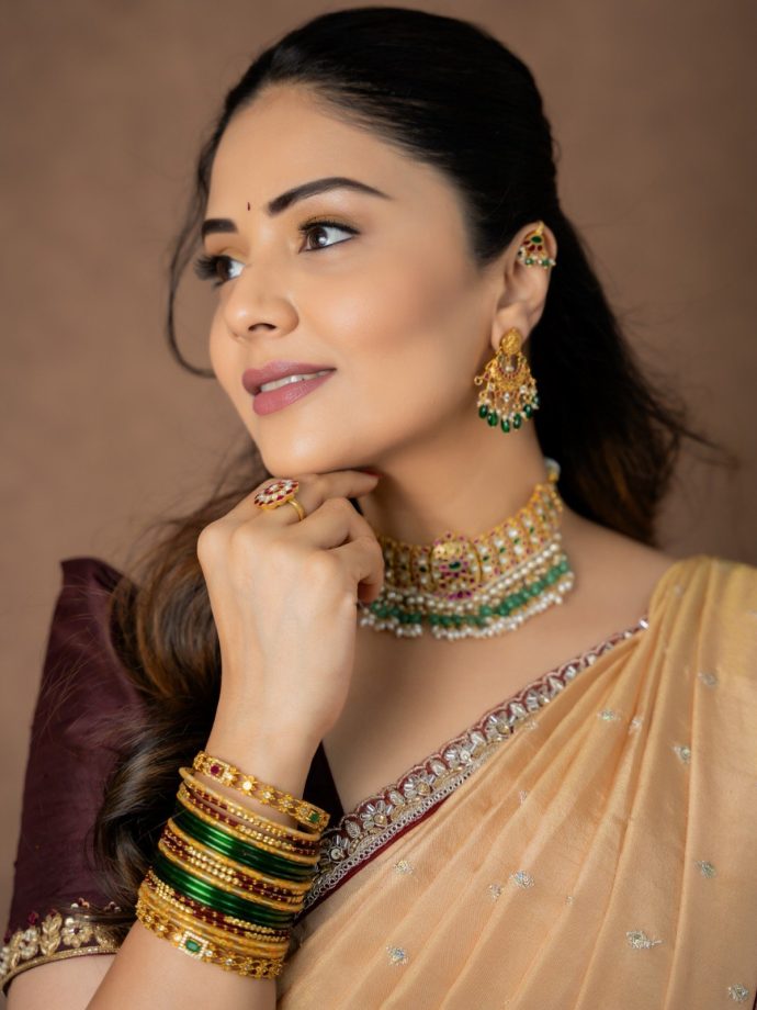 Sreemukhi’s Half Saree Look: Maroon, Green And Gold Create Festive Magic 1