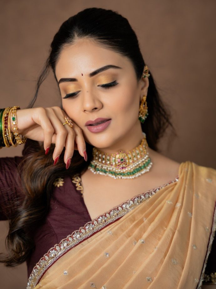 Sreemukhi’s Half Saree Look: Maroon, Green And Gold Create Festive Magic 1