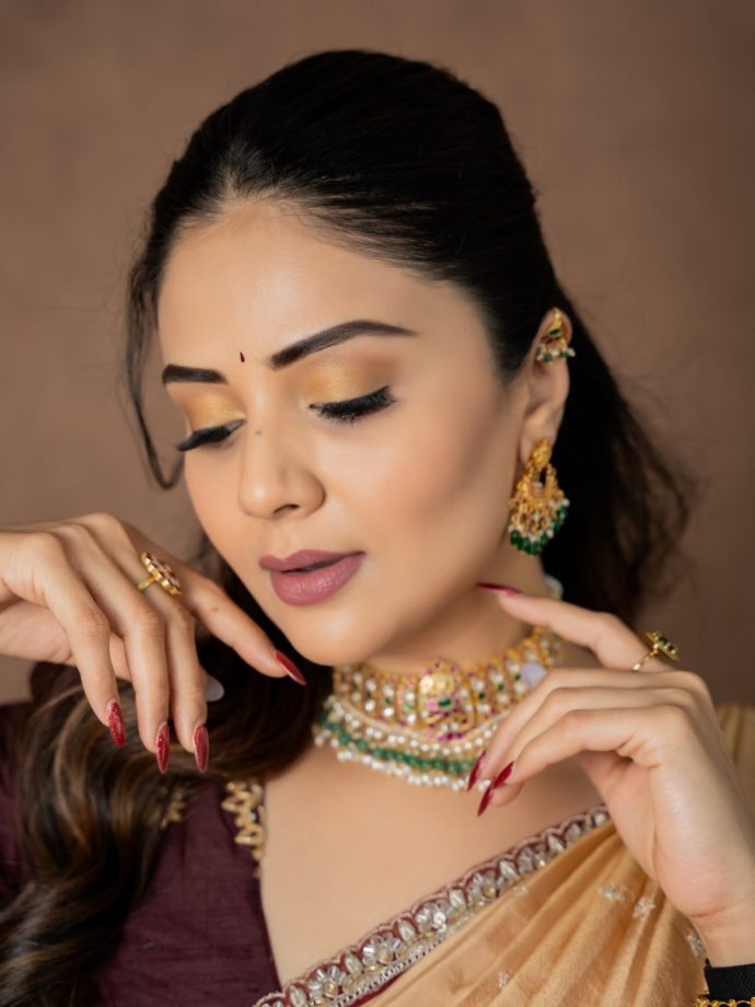 Sreemukhi’s Half Saree Look: Maroon, Green And Gold Create Festive Magic 1