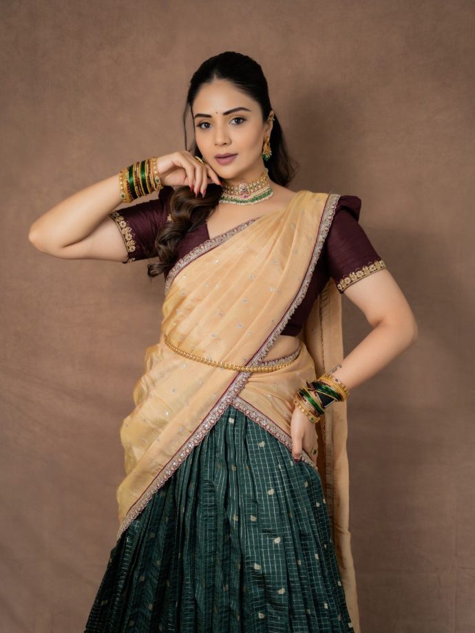 Sreemukhi’s Half Saree Look: Maroon, Green And Gold Create Festive Magic 1