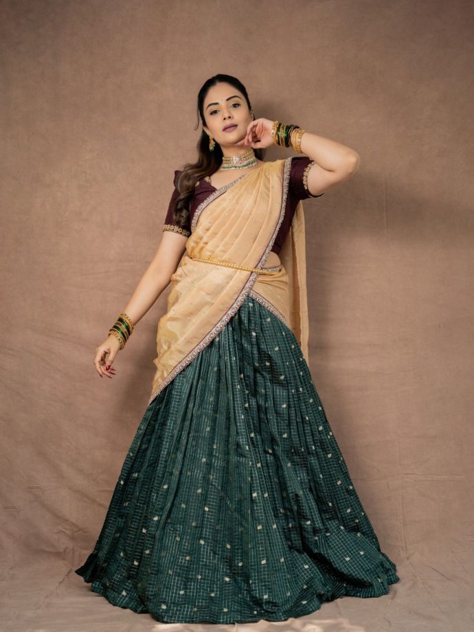 Sreemukhi’s Half Saree Look: Maroon, Green And Gold Create Festive Magic 1